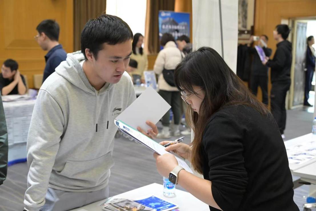 男人和女人在切蛋糕 AI 生成的内容可能不正确。